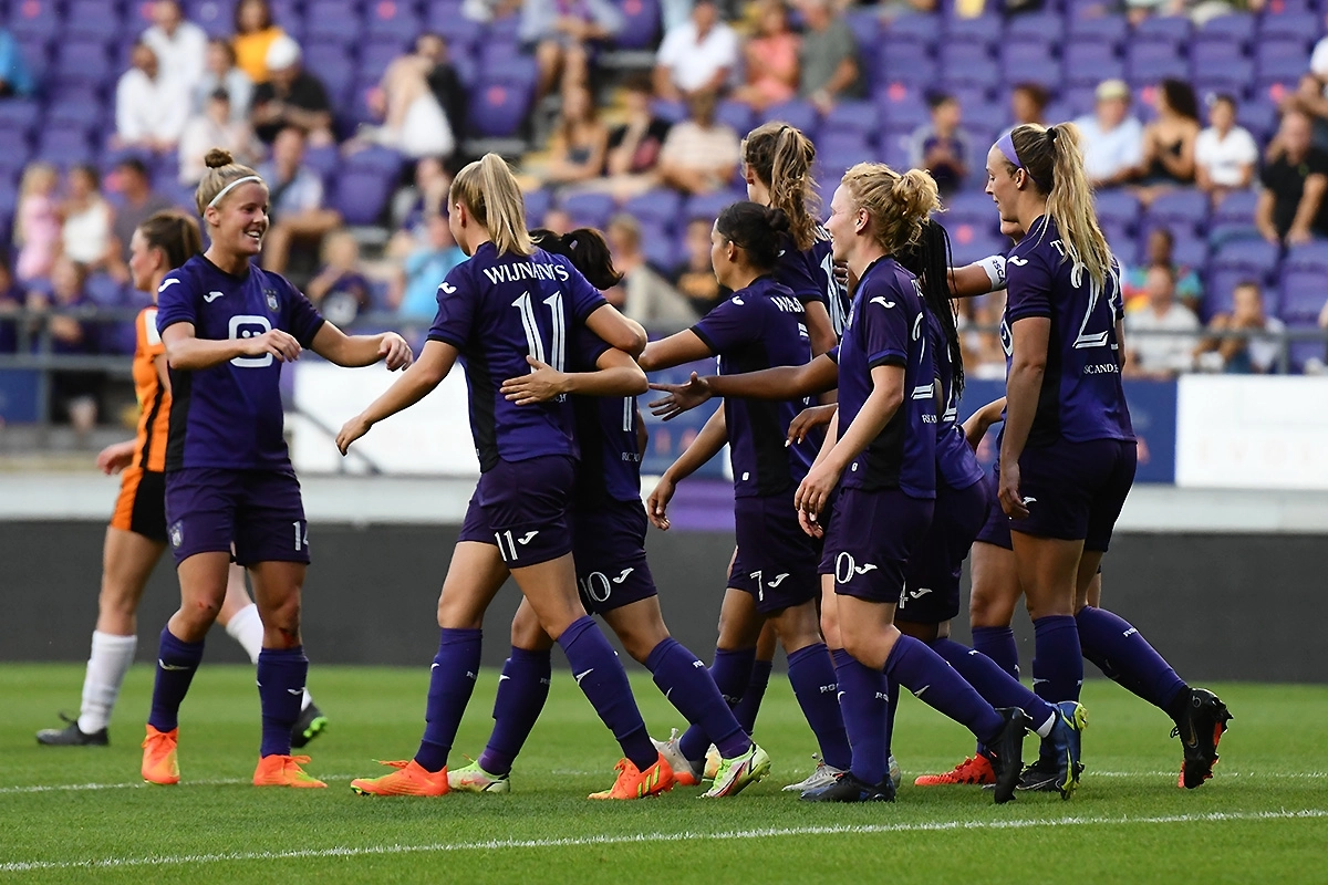 Vrouwen Anderlecht kunnen het wél: zesde titel op rij voor paars-wit na zege bij grote rivaal