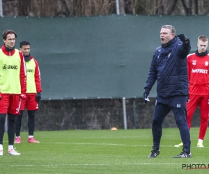 Nieuwe Antwerp-coach Andries Ulderink met ambulance afgevoerd tijdens jeugdwedstrijd