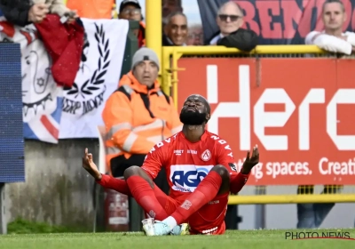 Het is zover: Didier Lamkel Zé (ex-Antwerp en Kortrijk) komt aan bij zijn nieuwe Belgische club