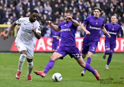 🎥 Grasmat van Anderlecht krijgt er opnieuw stevig van langs: "Veld van den Aldi"