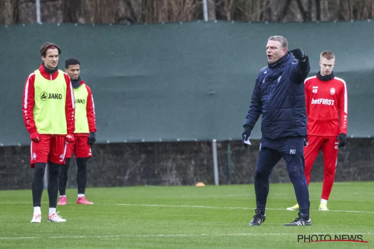 Nieuwe Antwerp-coach Andries Ulderink met ambulance afgevoerd tijdens jeugdwedstrijd